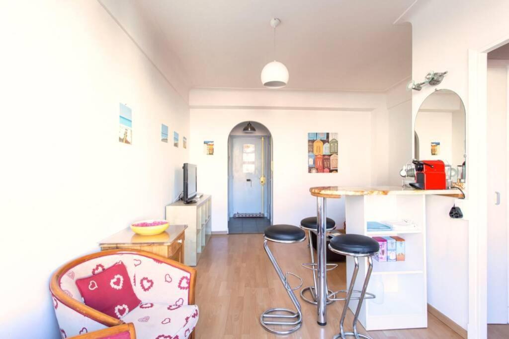 Nice Center - Bright Studio Balcony Wifi & Aircon Apartment Ngoại thất bức ảnh